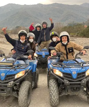 Foto di gruppo in quad nell'Alcantara